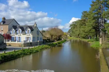 Promenade le long du canal à Malestroit dans le Morbihan en Bretagne