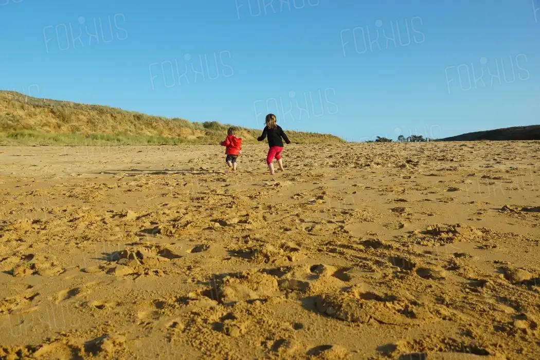 enfants jouent sur la plage, Belle-Ile-En-Mer, Bretagne