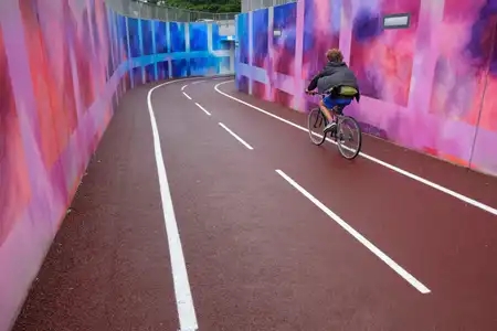 Cycliste empruntant le tunnel aménagé pour franchir un rond-point dangereux