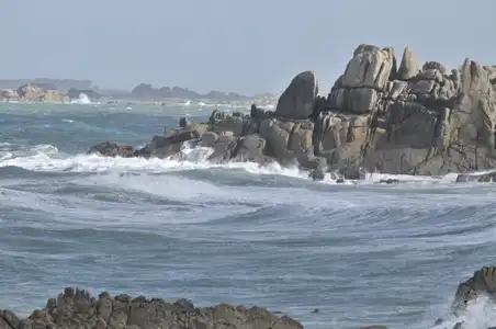 Proue rocheuse et mer glaz dans le Nord Finistère