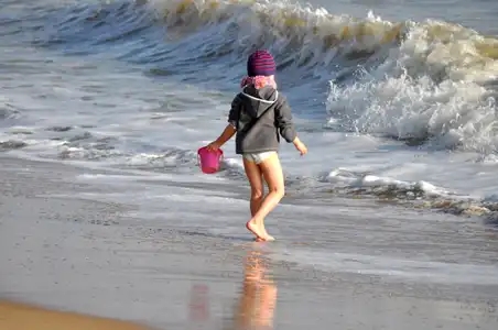 Enfant jouant dans les vagues