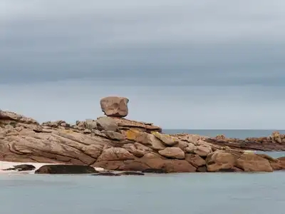 le rocher du Dé sur la côte de Granit Rose à Trégastel