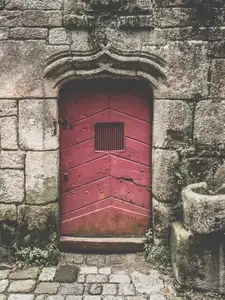 porte de caractère dans la vieille cité de Locronan