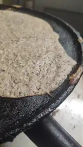 Galette sarrazin en pleine cuisson sur poele en fonte