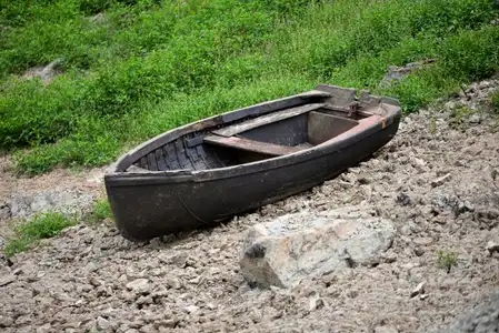 Guerlédan, lac asséché et barque en bois