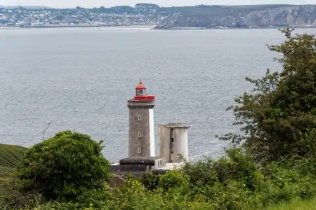Le phare du Petit Minou indique aux bateaux désirant se rendre à Brest, la route à suivre pour entrer dans la rade