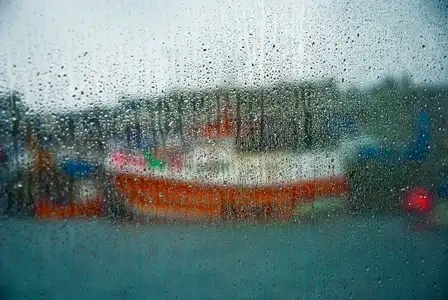 Pluie sur la vitre d'un bateau