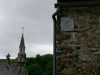 Le clocher de l'église de Saint Rivoal et la plaque Bretagne en fer blanc