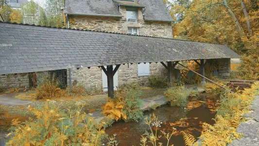 Lavoir, rue de l’étang à Rochefort-En-Terre. Ce lavoir communal du XVIème siècle est alimenté par le ruisseau Le Candré.