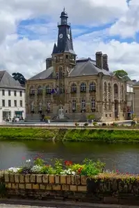 La mairie de Châteaulin au bord de l'Aulne