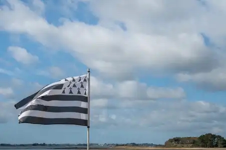 Drapeau breton flottant dans le ciel