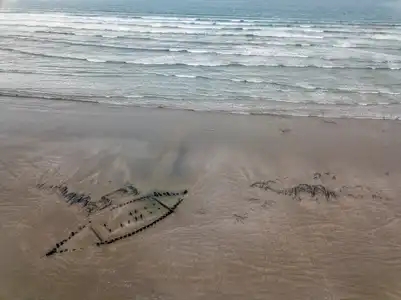 Epave de bateau sur la plage de Kervijen à Plomodiern
