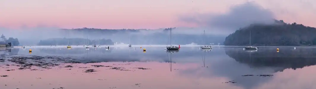 Brumes matinales sur l'Aulne maritime à Landévennec, Presqu'île de Crozon, Bretagne