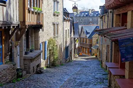 rue pavée de Jerzual à Dinan avec maisons à colombage colorées