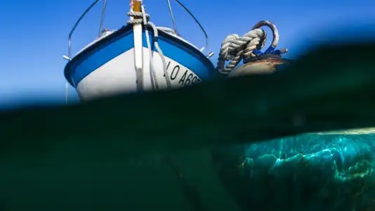 Amarre et bateau entre air et eau