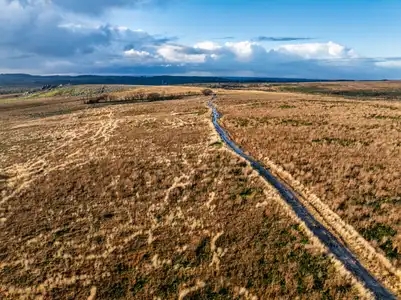 Monts d'arrée, la lande et chemin de randonnée, vue aérienne drone