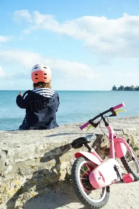 enfant et son vélo sur la digue, Ile Tudy