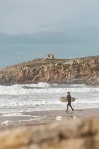 Surfeur à la Côte Sauvage à Quiberon