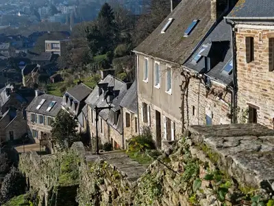 l'escalier de Brélévenez à Lannion avec une vue sur la ville