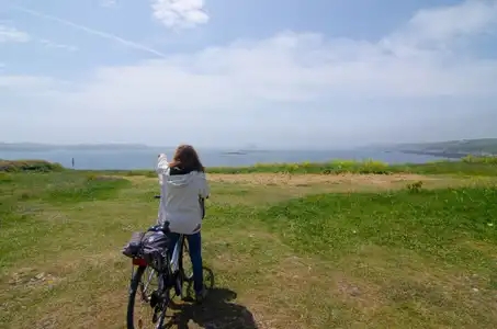 Une femme en vélo sur l'île de Ouessant