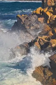 vagues et écume sur les rochers