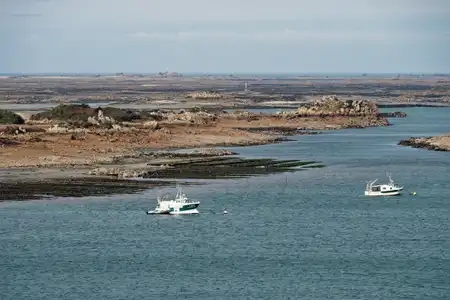 estuaire du Trieux, parc à huitres et bateaux de pêche , zone rocheuse à marée basse