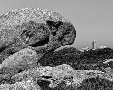 portrait de granit, le regard d'un faucon ou d'un dieu sur le phare de Ploumanac'h