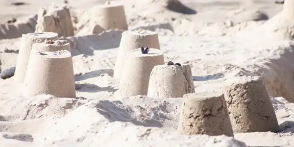 Chateaux de sable à la plage