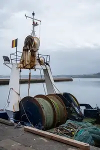 Bateau de pêche étranger à quai au port de Douarnenez