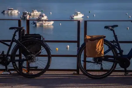 Deux roues de vélos électriques sur le port
