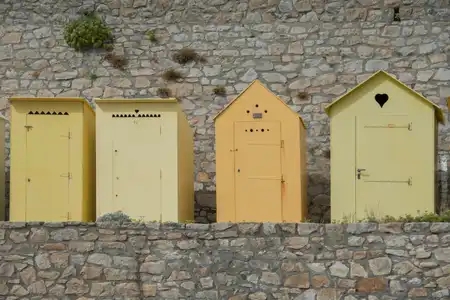 Cabines de plage jaunes