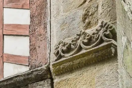 Détail d'un bas relief d'une habitation rue Fardel à Saint-Brieuc