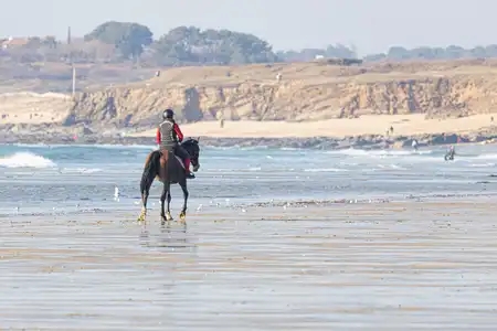 A cheval sur la plage de Fort-Bloqué