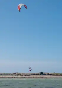 Kite surfer décollant avec sa voile