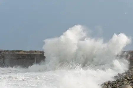 tempête et grosses vagues sur la digue