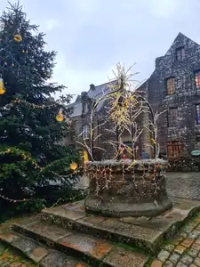 La place du village de Locronan et ses illuminations de Noël