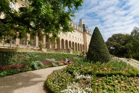 Le Palais Saint-Georges à Rennes et ses jardins