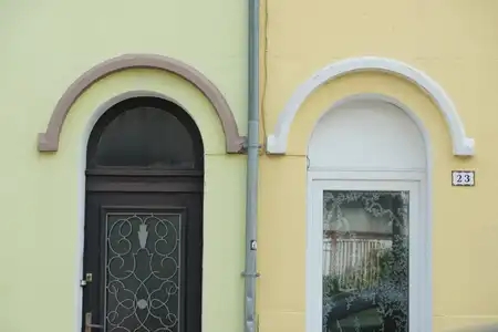 Portes d'habitations colorées dans le quartier Saint-Martin à Brest