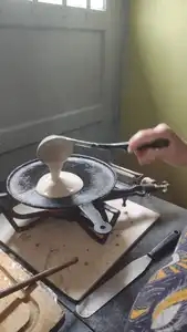 pâte versée sur la poêle en fonte avec une louche