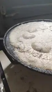Galette sarrain bulle de cuisson sur poele en fonte