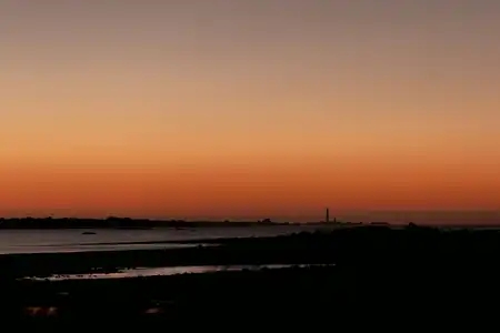Le phare de l'île vierge dans le Finistère s'illumine à la tombée de la nuit