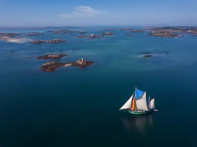 Voilier traditionnel "La Nébuleuse" naviguant dans l'archipel de Bréhat