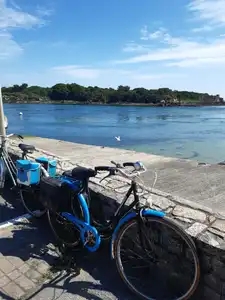Bicyclettes bleues au vieux port de Plouhinec