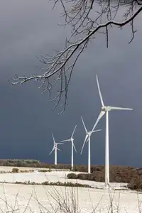 éolienne sous ciell neigeux dans la campagne Guingampaise
