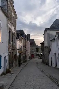 La rue du château menant vers le port, à St Goustan