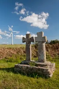 Croix anciennes et éoliennes