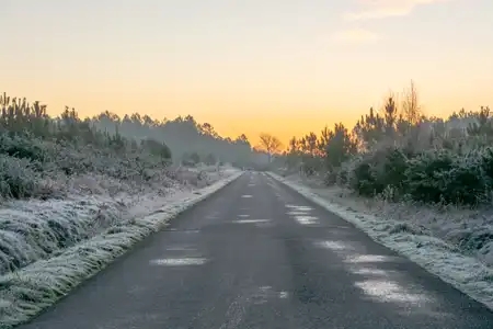 sur la route du lever du jour en plein hiver