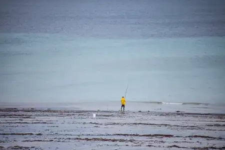 Pêcheur avec veste jaune à Guissény