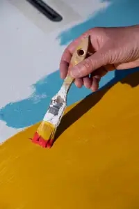 personne qui peint une planche