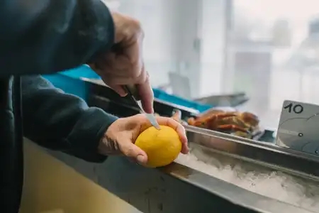 Découpe du citron pour décorer le plateau de fruits de mer